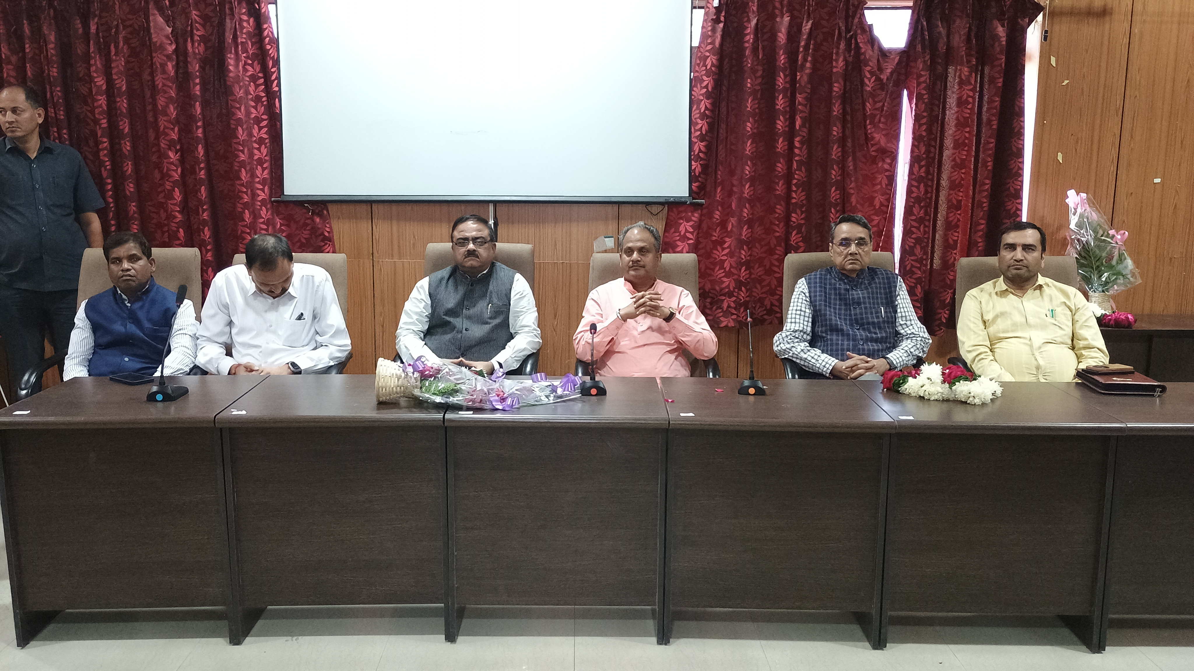 लोक कल्याणकारी कार्यक्रमों को जन जन तक पहुंचाने में महती भूमिका निभायें अधिकारी-राजस्व मंत्री लोक कल्याणकारी कार्यक्रमों को जन जन तक पहुंचाने में महती भूमिका निभायें अधिकारी-राजस्व मंत्री