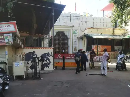 मेवाड़ राजपरिवार : धूणी दर्शन के बाद उदयपुर सिटी पैलेस के आसपास बेरिकेड्स हटाए मेवाड़ राजपरिवार : धूणी दर्शन के बाद उदयपुर सिटी पैलेस के आसपास बेरिकेड्स हटाए