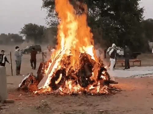 संदीप श्योराण के पैतृक गांव सुखराम का बास में शाम करीब साढ़े पांच बजे उनका अंतिम संस्कार किया गया। संदीप श्योराण के पैतृक गांव सुखराम का बास में शाम करीब साढ़े पांच बजे उनका अंतिम संस्कार किया गया।