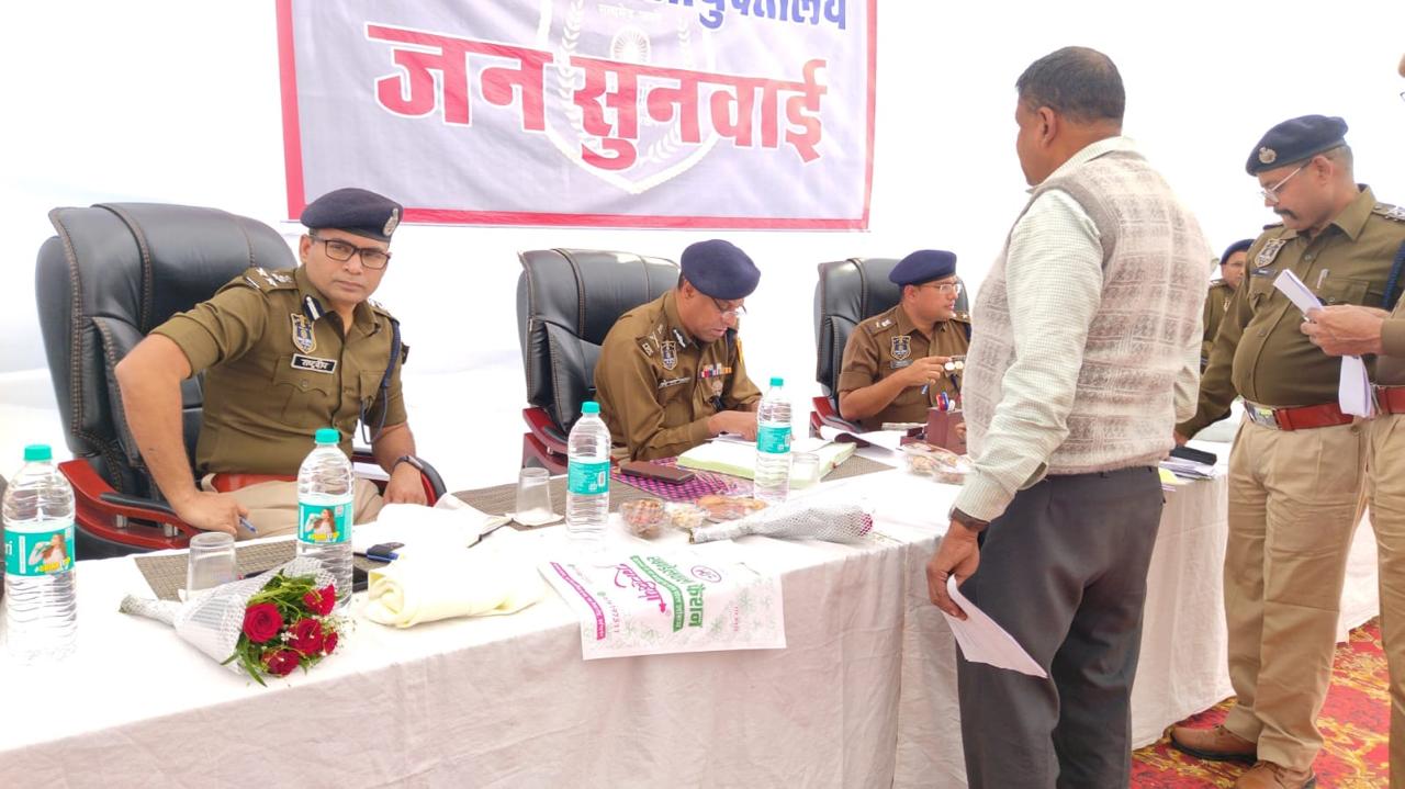 जयपुर पुलिस कमिश्नर ने मुहाना थाने में जनसुनवाई में सुनी परिवादियों की समस्याएं जयपुर पुलिस कमिश्नर ने मुहाना थाने में जनसुनवाई में सुनी परिवादियों की समस्याएं