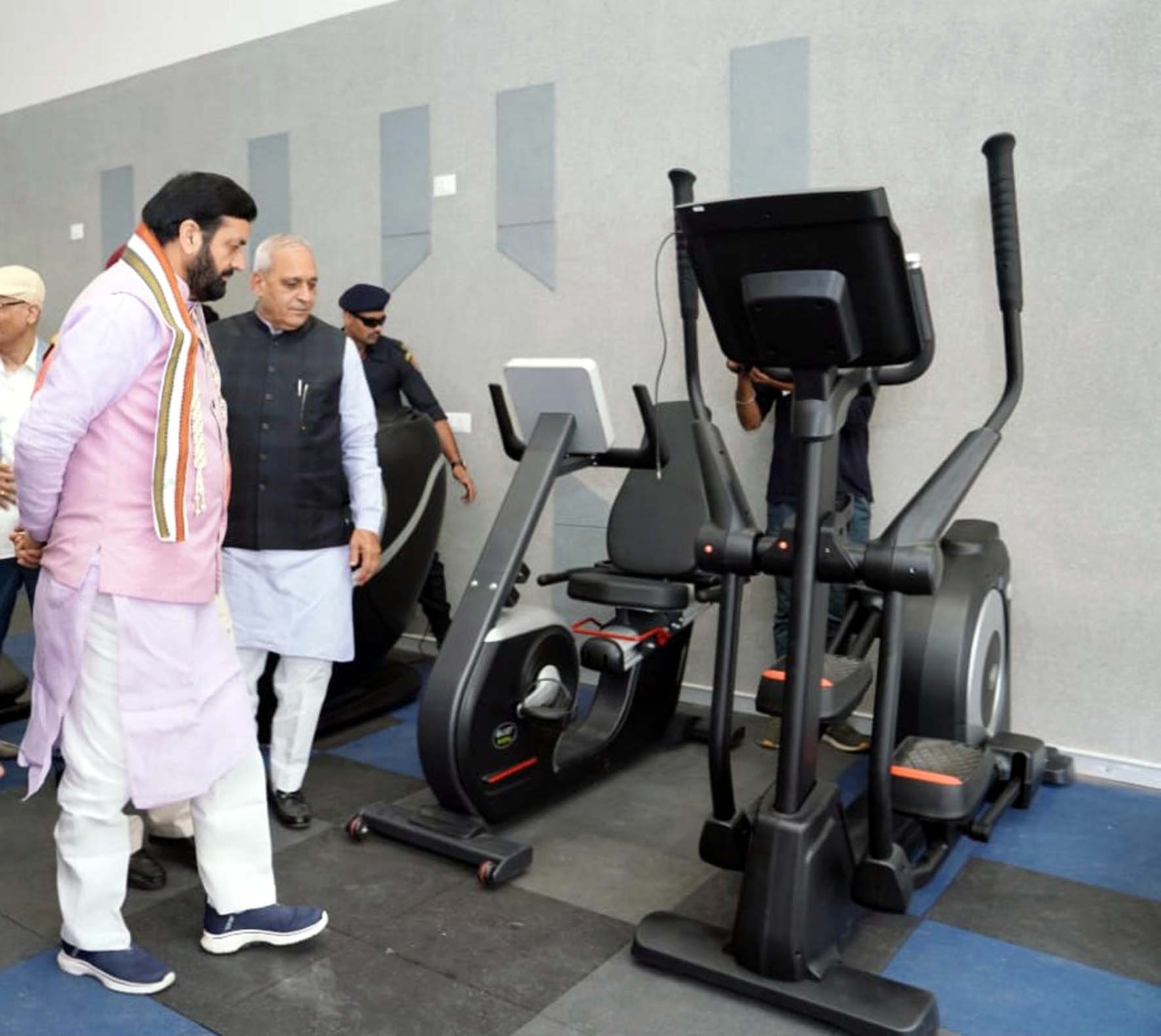 अग्रोहा मेडिकल कॉलेज में सीता राम जिंदल गर्ल्स हॉस्टल और सावित्री जिंदल स्पोर्ट्स कॉम्प्लेक्स के लोकार्पण करने उपरांत अवलोकन करते हुए। अग्रोहा मेडिकल कॉलेज में सीता राम जिंदल गर्ल्स हॉस्टल और सावित्री जिंदल स्पोर्ट्स कॉम्प्लेक्स के लोकार्पण करने उपरांत अवलोकन करते हुए।
