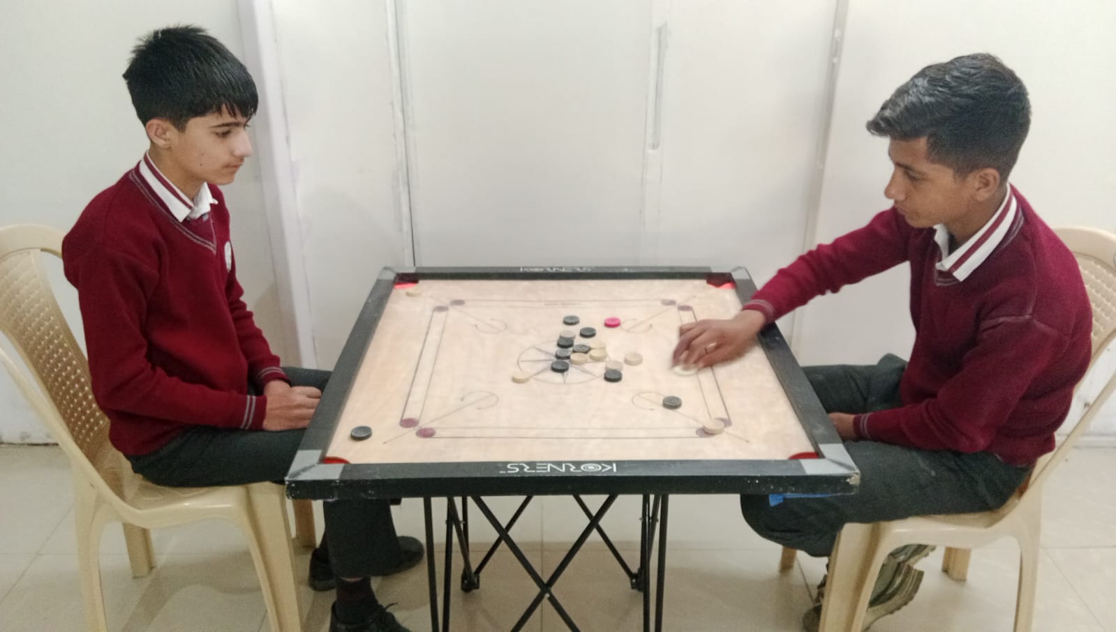 इंडाेर खेलाें में भाग लेते बचचे् इंडाेर खेलाें में भाग लेते बचचे्
