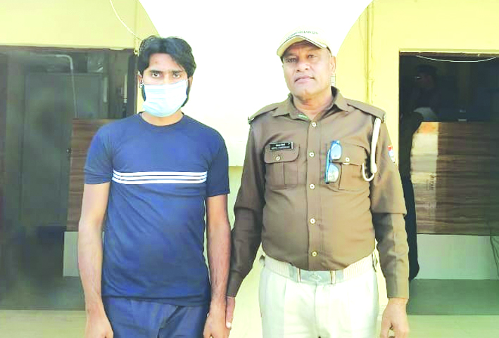 पुलिस गिरफ्त में आरोपित