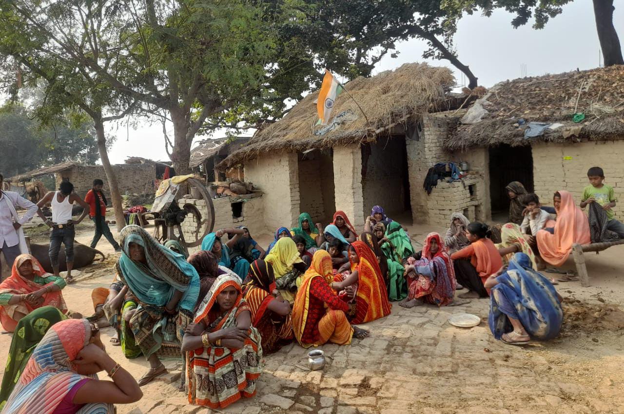 शोक संतप्त परिजन