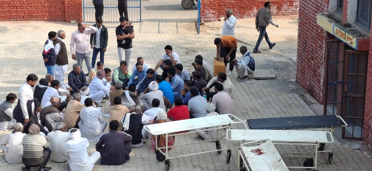 नागरिक अस्पताल में धरना देते हुए मृतक परिजन।