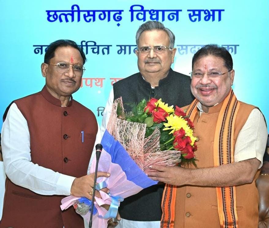 विधानसभा अध्यक्ष डॉ. रमन सिंह और मुख्यमंत्री विष्णुदेव साय नवनिर्वाचित विधायक सुनील सोनी को शुभकामनाएं देते हुए विधानसभा अध्यक्ष डॉ. रमन सिंह और मुख्यमंत्री विष्णुदेव साय नवनिर्वाचित विधायक सुनील सोनी को शुभकामनाएं देते हुए