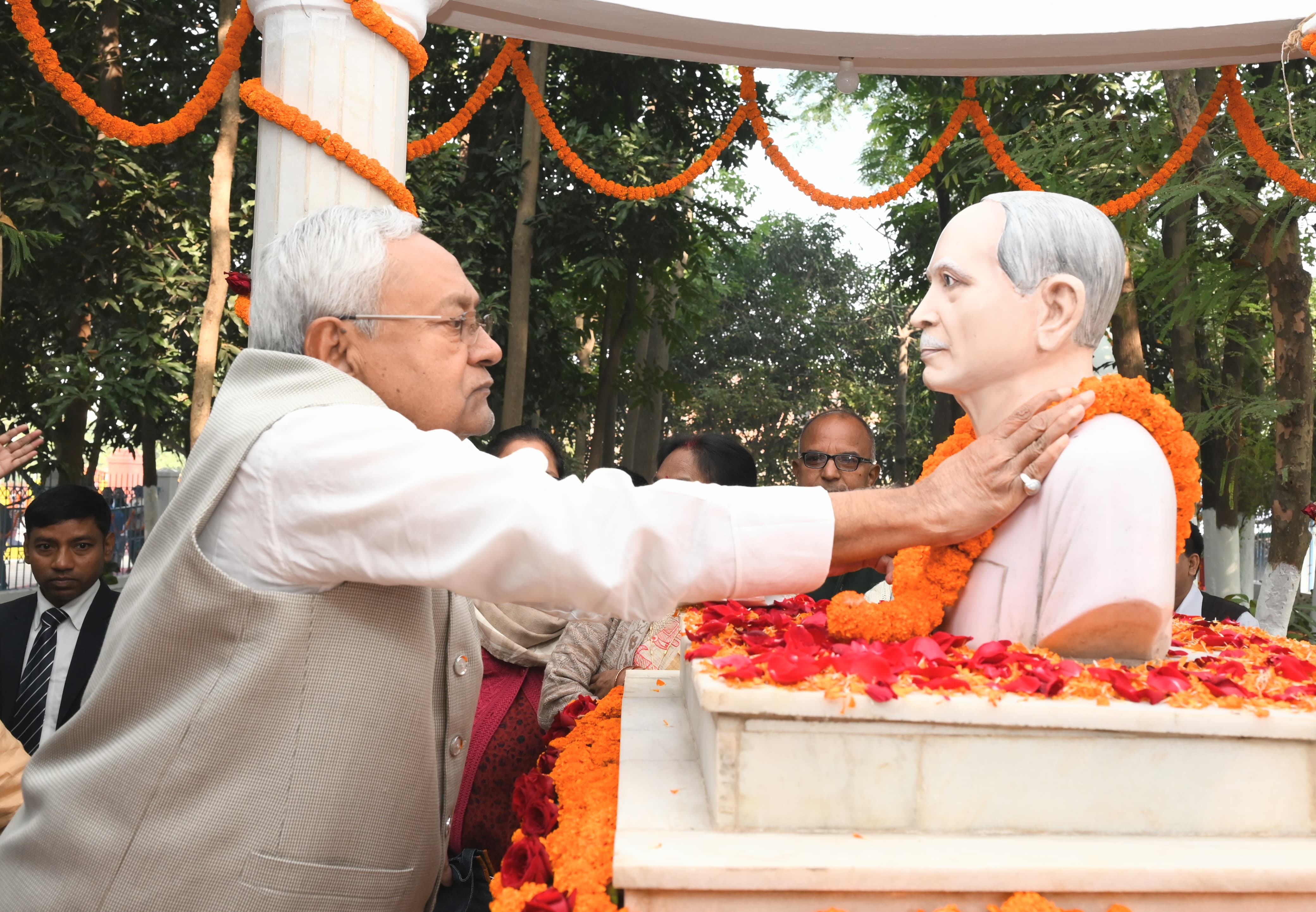 मुख्यमंत्री ने अपने पिता को पुण्यतिथि पर दी श्रद्धांजलि मुख्यमंत्री ने अपने पिता को पुण्यतिथि पर दी श्रद्धांजलि