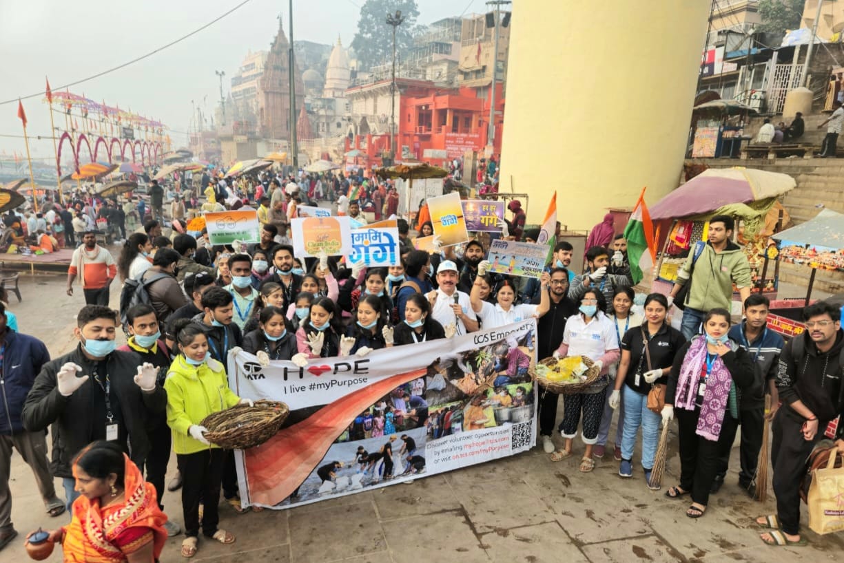 मानव श्रृंखला बनाकर गंगा जल संरक्षण का संदेश देते बच्चे: फोटो बच्चा गुप्ता मानव श्रृंखला बनाकर गंगा जल संरक्षण का संदेश देते बच्चे: फोटो बच्चा गुप्ता