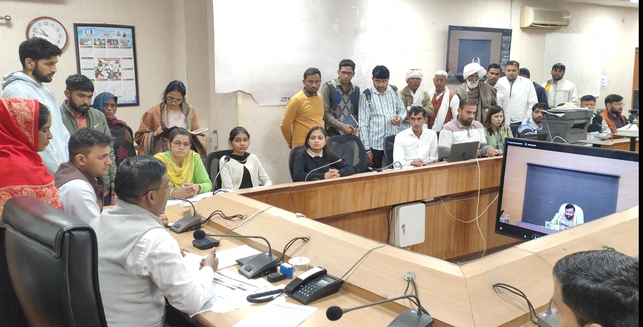 वीडियो कान्फ्रेंसिंग के जरिये महिला से बात करते सीएम। वीडियो कान्फ्रेंसिंग के जरिये महिला से बात करते सीएम।