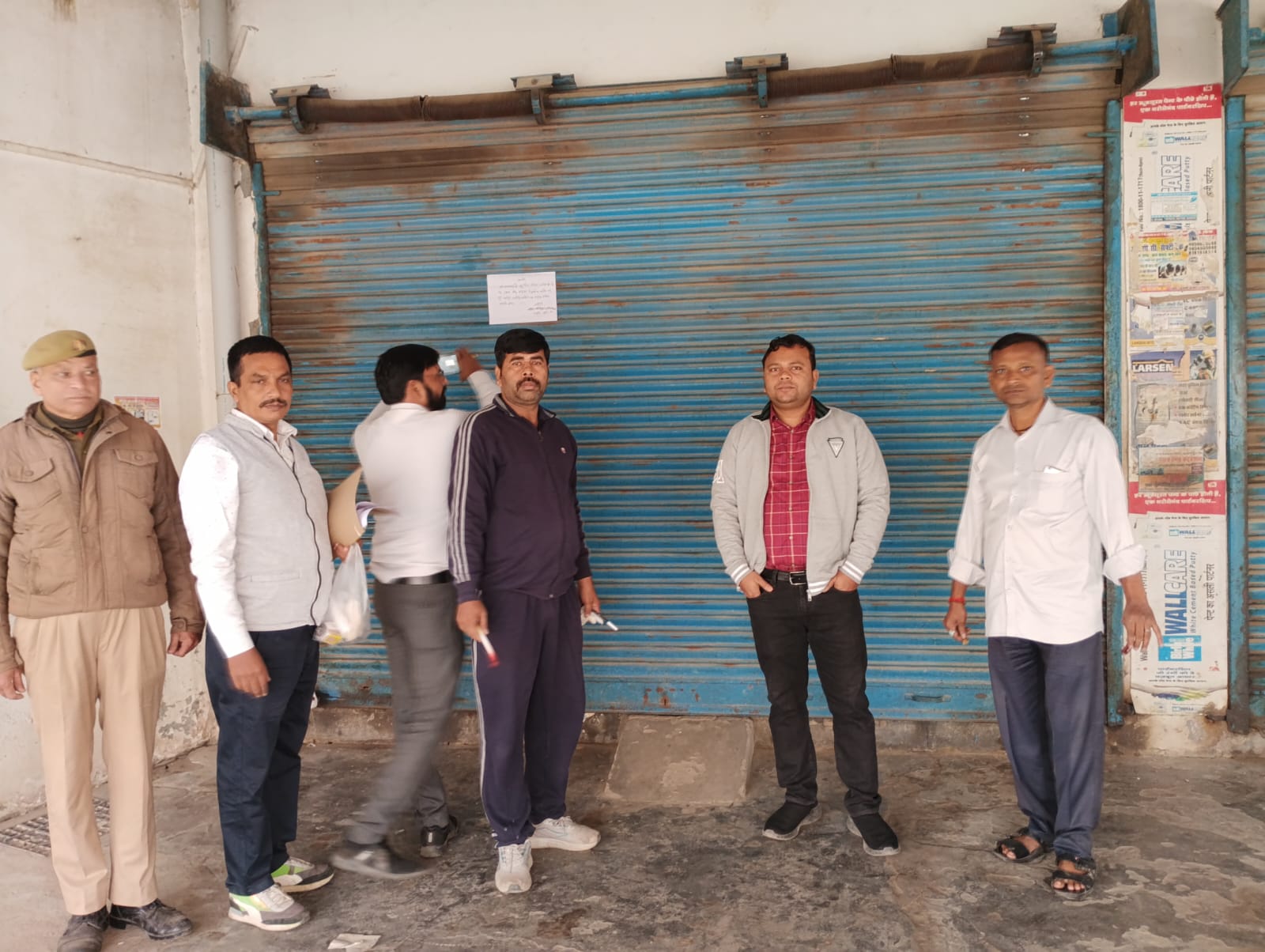 *17 लाख के बैंक बकायादार की दुकान को नायब तहसीलदार सिटी ने किया कुर्क* *17 लाख के बैंक बकायादार की दुकान को नायब तहसीलदार सिटी ने किया कुर्क*