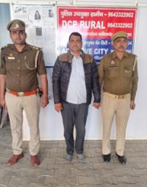 गिरफ्तार तस्कर के साथ पुलिस