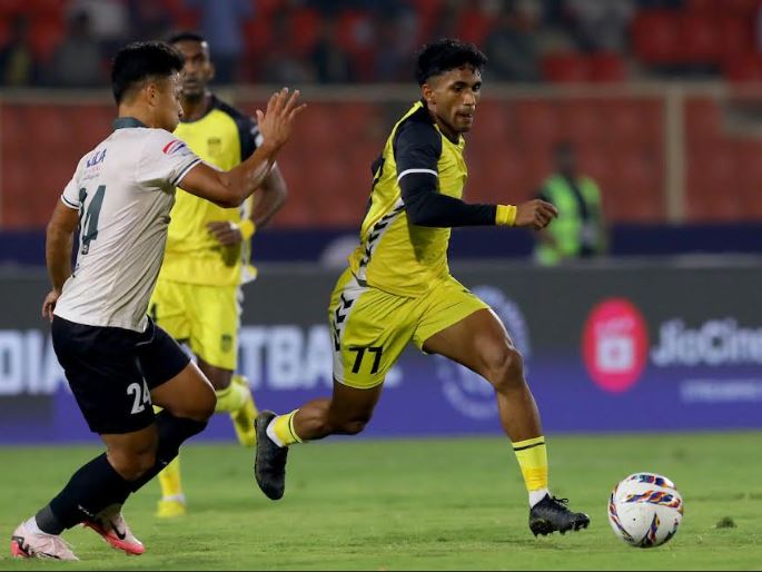 हैदराबाद के अब्दुल रबीह गेंद के साथ ड्रिब्लिंग करते हुए हैदराबाद के अब्दुल रबीह गेंद के साथ ड्रिब्लिंग करते हुए