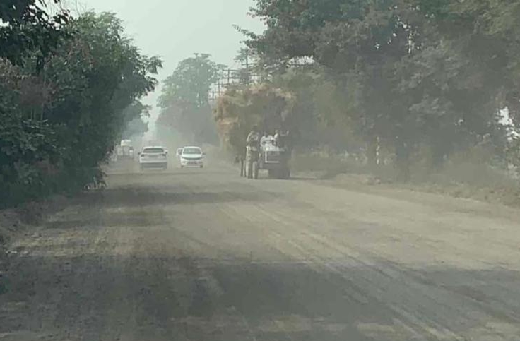 बहादुरगढ़ में बेरी रोड पर उठती धूल से फैलता है प्रदूषण बहादुरगढ़ में बेरी रोड पर उठती धूल से फैलता है प्रदूषण