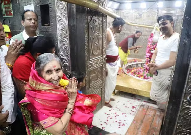 भगवान महाकाल के दर्शन करते हुए जशोदा बेन भगवान महाकाल के दर्शन करते हुए जशोदा बेन