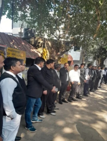 मानव श्रंखला बनाते अधिवक्ता मानव श्रंखला बनाते अधिवक्ता