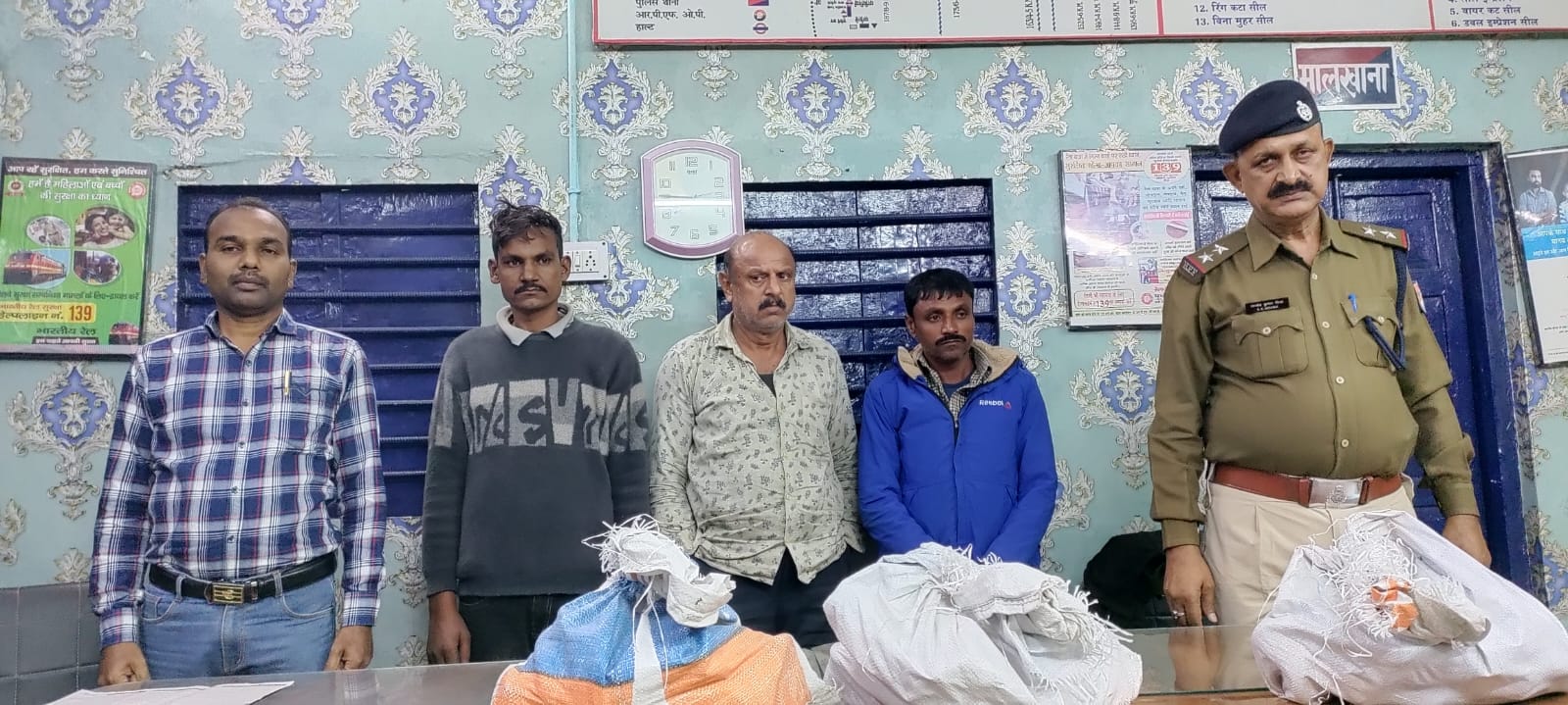 आरपीएफ के गिरफ्त में चोर व बरामद रेलवे का लोहा