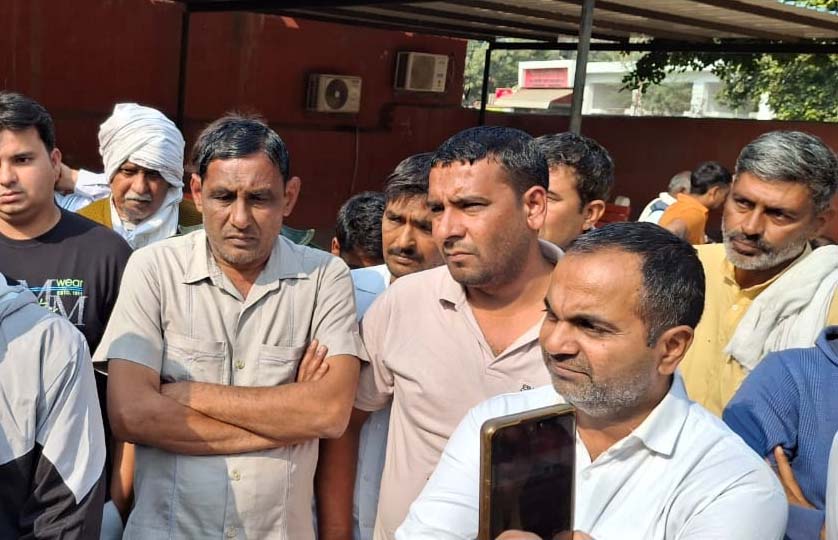 रोष जताते हुए परिजन। रोष जताते हुए परिजन।