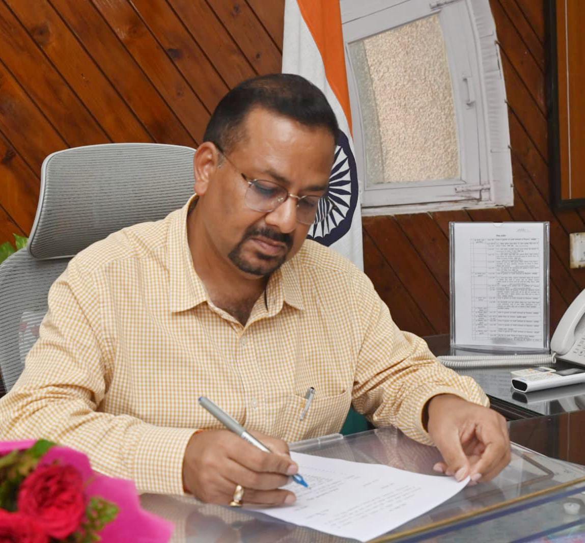 जिलाधिकारी कर्मेंद्र सिंह जिलाधिकारी कर्मेंद्र सिंह