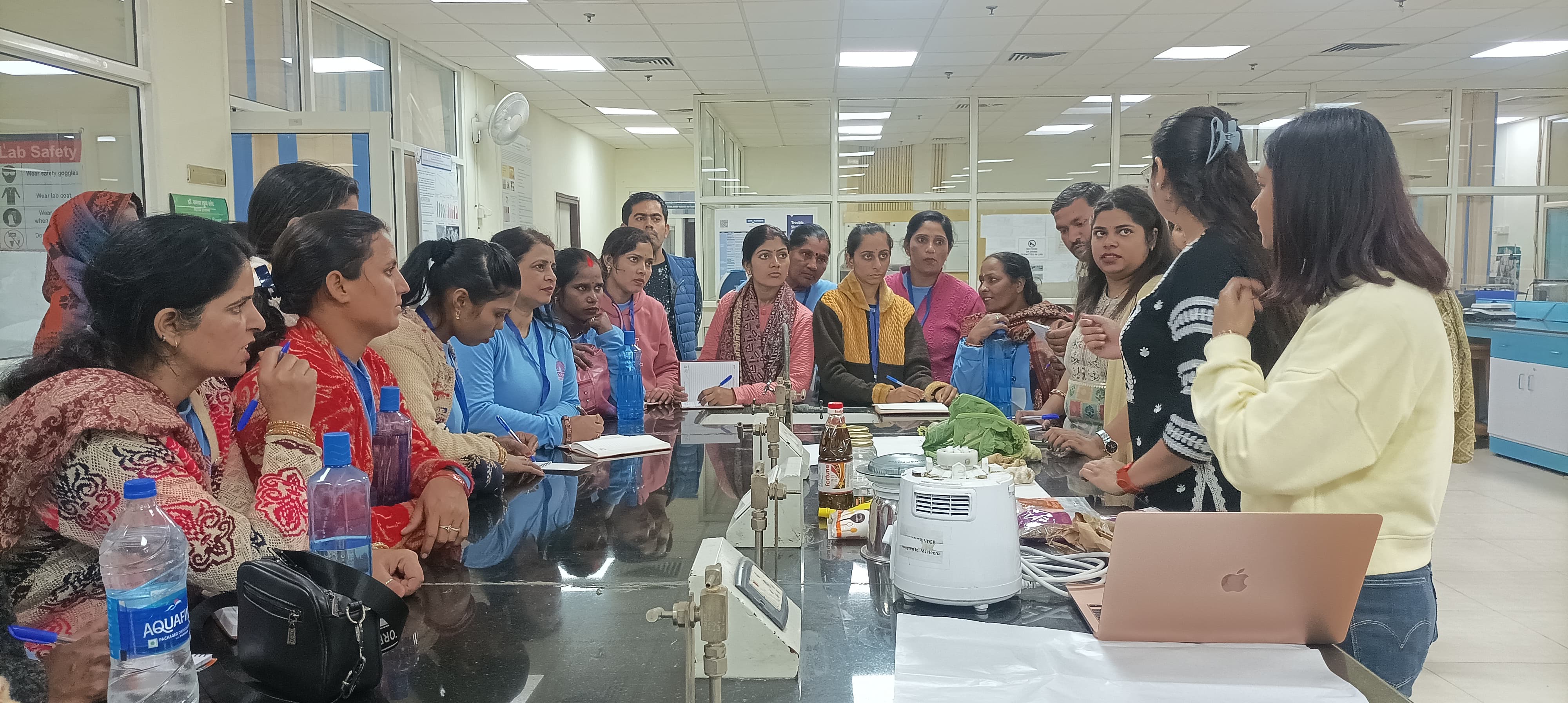 लिफ्ट में फूड प्रोसेसिंग का प्रशिक्षण लेती सूर्या फाउंडेशन के समय में आई महिलाएं लिफ्ट में फूड प्रोसेसिंग का प्रशिक्षण लेती सूर्या फाउंडेशन के समय में आई महिलाएं