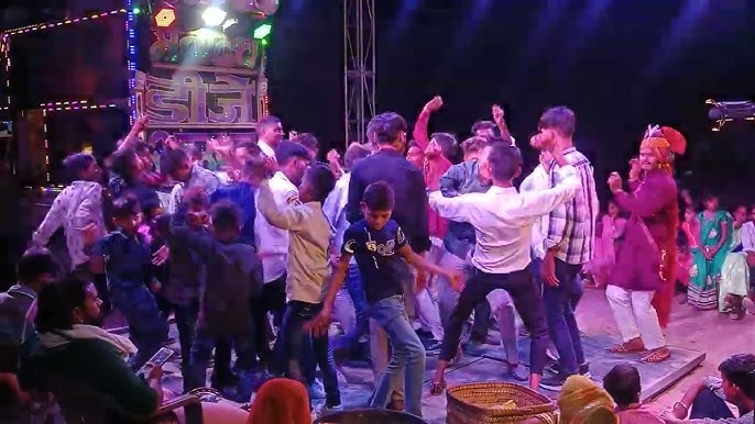 डीजे पर नाचने की फोटो डीजे पर नाचने की फोटो