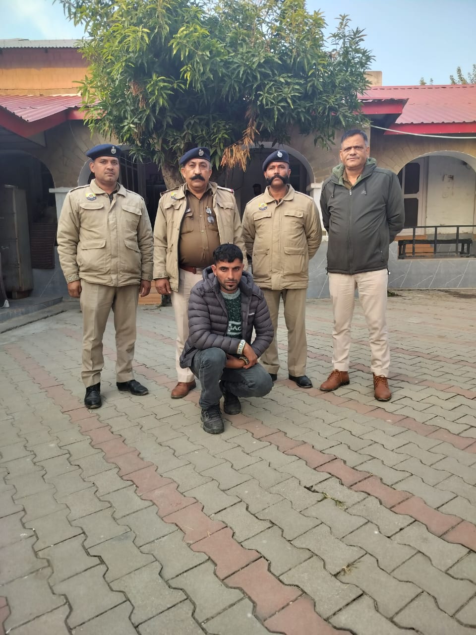 पकड़ा गया फरार आरोपित पुलिस टीम के साथ। पकड़ा गया फरार आरोपित पुलिस टीम के साथ।