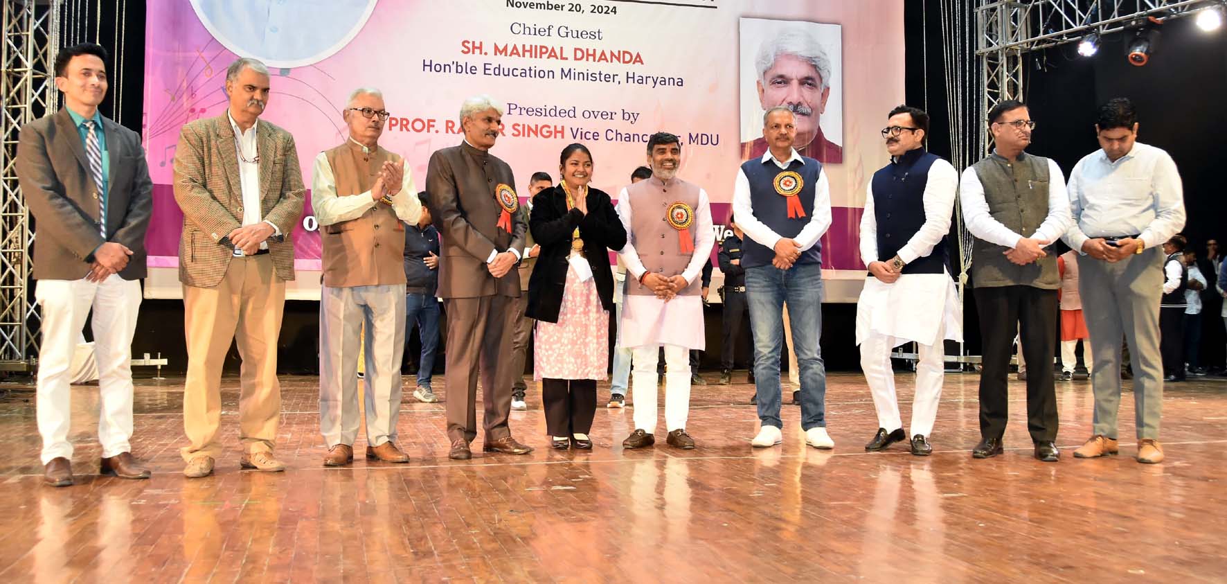 छात्रा अंकिता पांडेय शिक्षा मंत्री महिपाल ढांडा, उप कुलपति प्रोफेसर राजवीर सिंह व अन्य गणमान्य व्यक्तियों के साथ। छात्रा अंकिता पांडेय शिक्षा मंत्री महिपाल ढांडा, उप कुलपति प्रोफेसर राजवीर सिंह व अन्य गणमान्य व्यक्तियों के साथ।