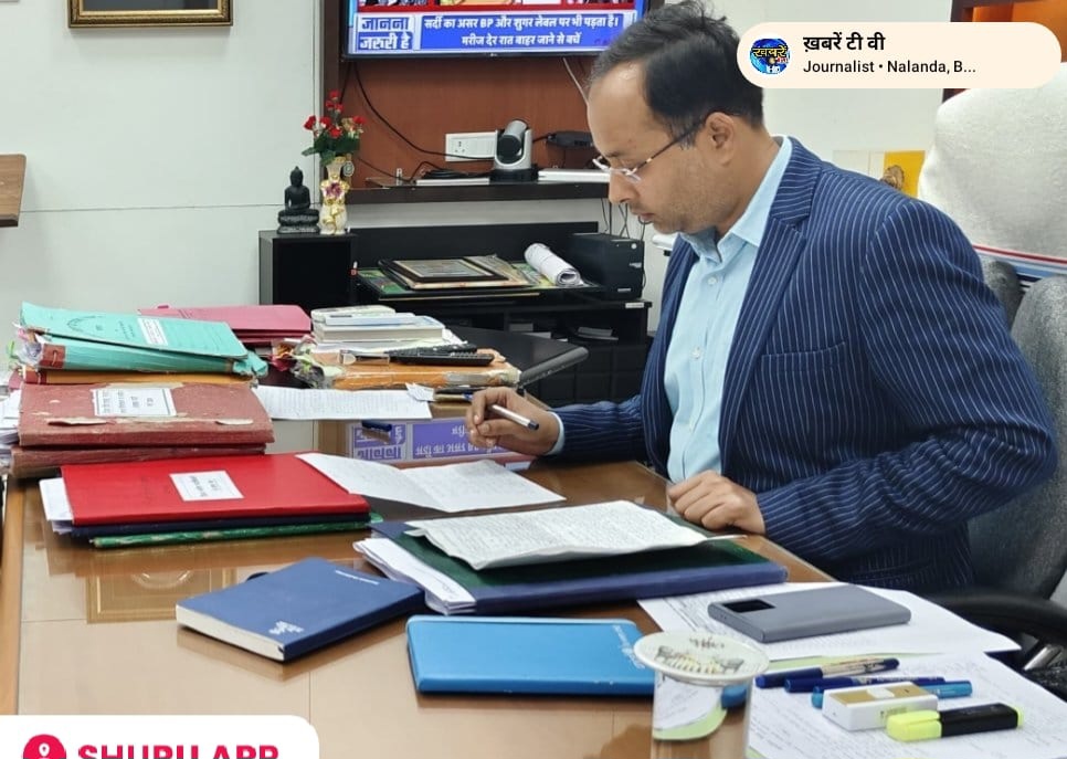 संचिका पर कार्रवाई करते डीएम