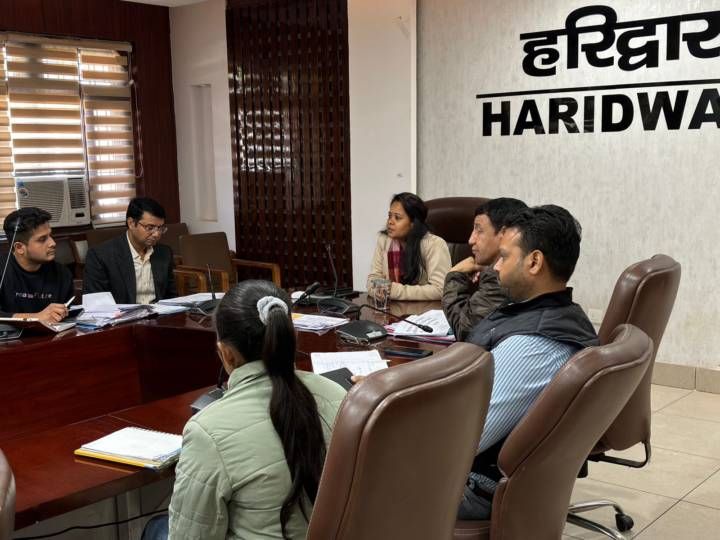 बैठक लेती आकांक्षा कोंडे बैठक लेती आकांक्षा कोंडे