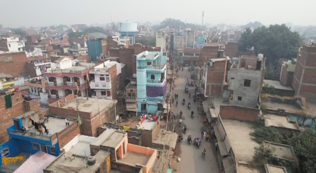 ड्रोन कैमरे की निगरानी में हुई जुमे की नमाज। ड्रोन कैमरे की निगरानी में हुई जुमे की नमाज।