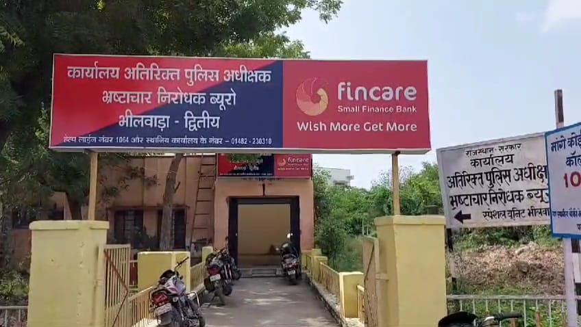 6 हजार की रिश्वत लेते पटवारी रंगे हाथ गिरफ्तार एनओसी जारी करने के नाम पर मांगे थे 8 हजार 6 हजार की रिश्वत लेते पटवारी रंगे हाथ गिरफ्तार एनओसी जारी करने के नाम पर मांगे थे 8 हजार