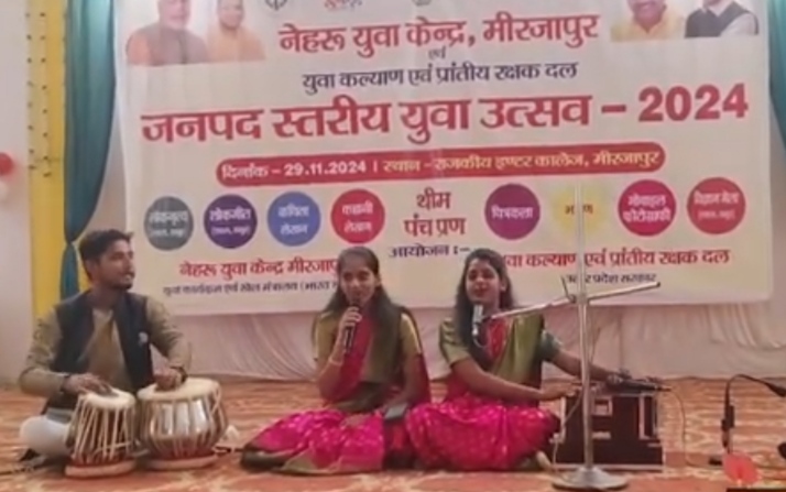 अपनी प्रतिभा का प्रदर्शन करती कलाकार। अपनी प्रतिभा का प्रदर्शन करती कलाकार।