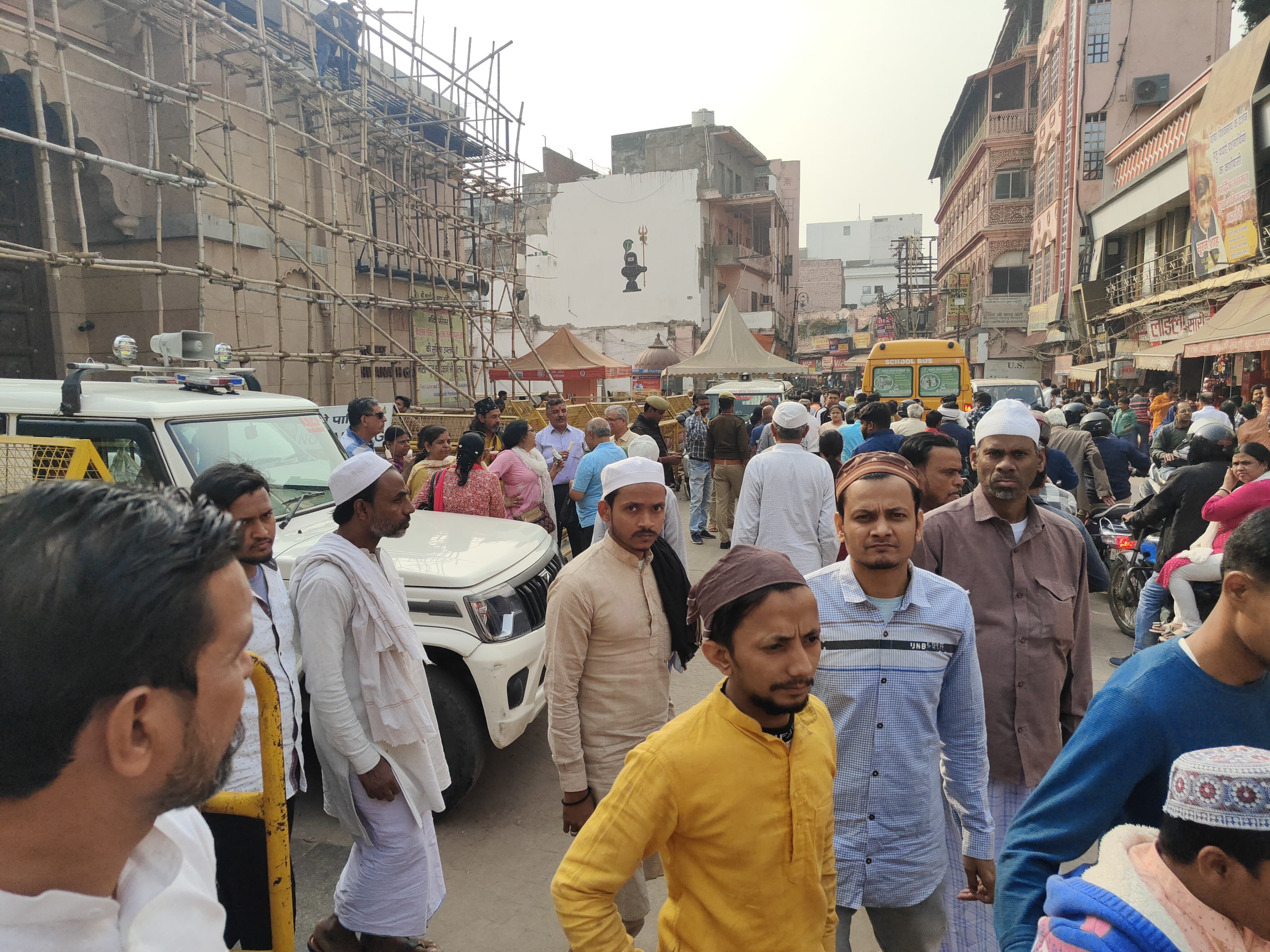 ज्ञानवापी मस्जिद से नमाज पढ़कर लौटते नमाजी: फोटो बच्चा गुप्ता ज्ञानवापी मस्जिद से नमाज पढ़कर लौटते नमाजी: फोटो बच्चा गुप्ता