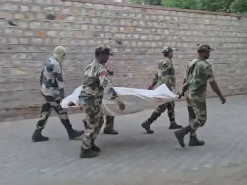शव ले जाते जवान। शव ले जाते जवान।
