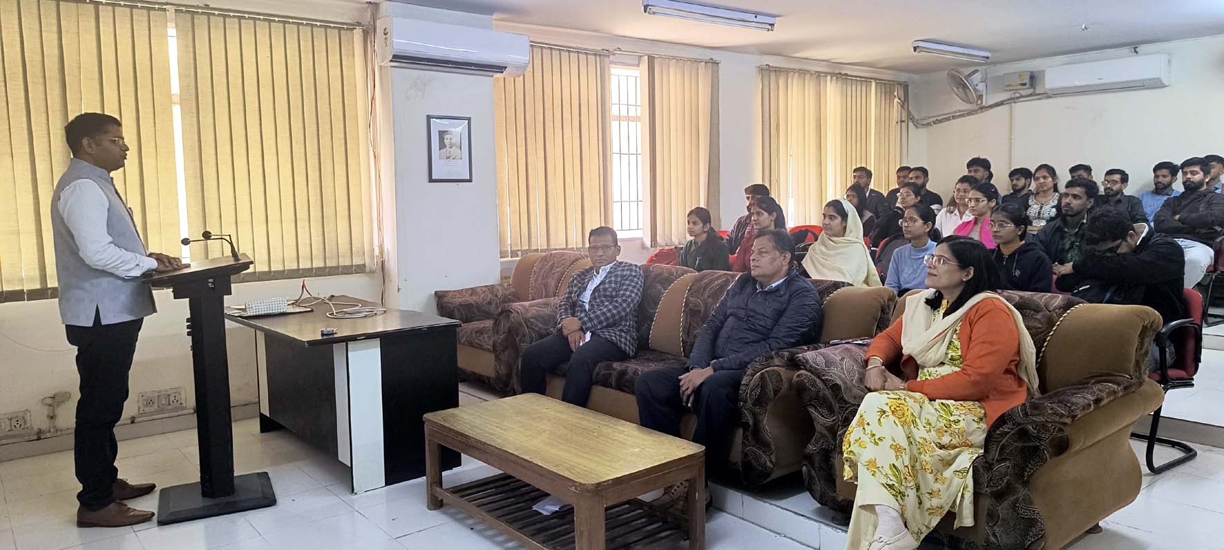 विद्यार्थियों को संबोधित करते मुख्य वक्ता डॉ. सुरेश वर्मा। विद्यार्थियों को संबोधित करते मुख्य वक्ता डॉ. सुरेश वर्मा।