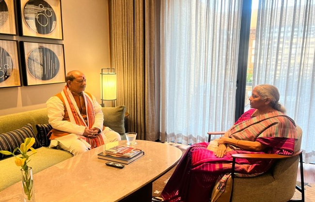विजय कुमार सिन्हा के साथ कई मुद्दों पर बातचीत करते सीतारमण विजय कुमार सिन्हा के साथ कई मुद्दों पर बातचीत करते सीतारमण