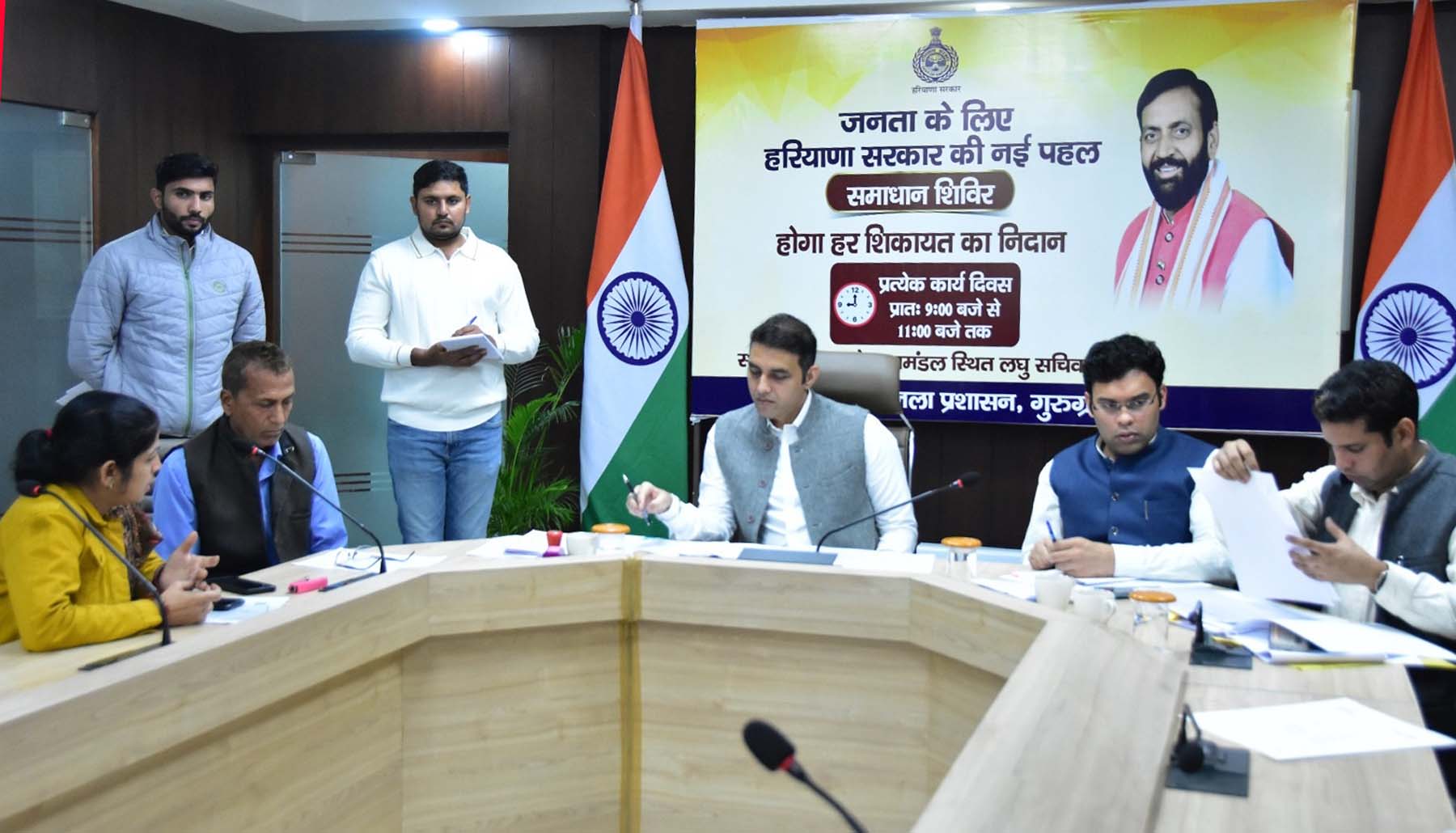 फोटो नंबर-05: गुरुग्राम में समाधान शिविर में समस्याएं सुनते डीसी अजय कुमार, इसका सीएम नायब सिंह सैनी ने लाइव देखकर फीडबैक लिया। फोटो नंबर-05: गुरुग्राम में समाधान शिविर में समस्याएं सुनते डीसी अजय कुमार, इसका सीएम नायब सिंह सैनी ने लाइव देखकर फीडबैक लिया।