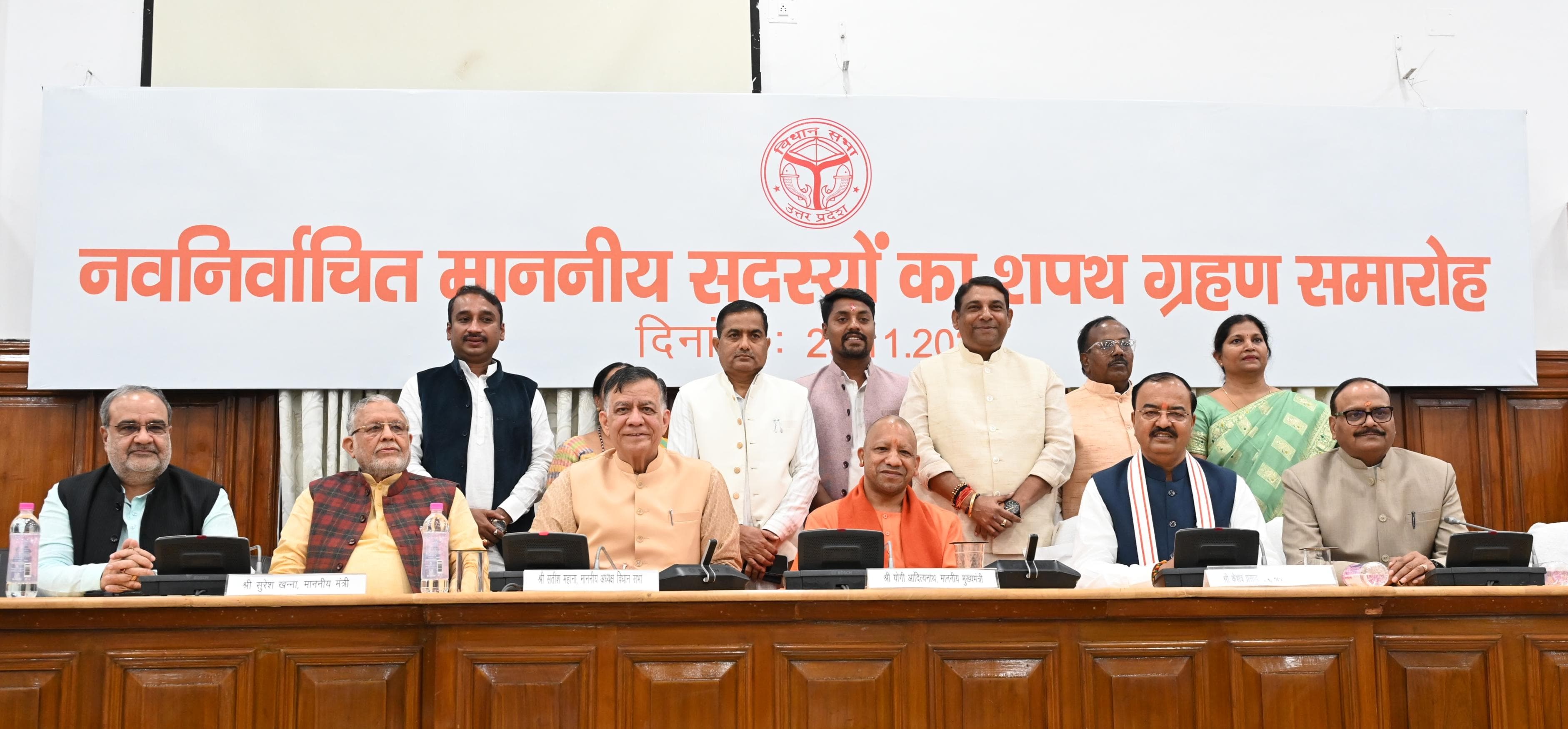 विधायकों ने ली शपथ विधायकों ने ली शपथ