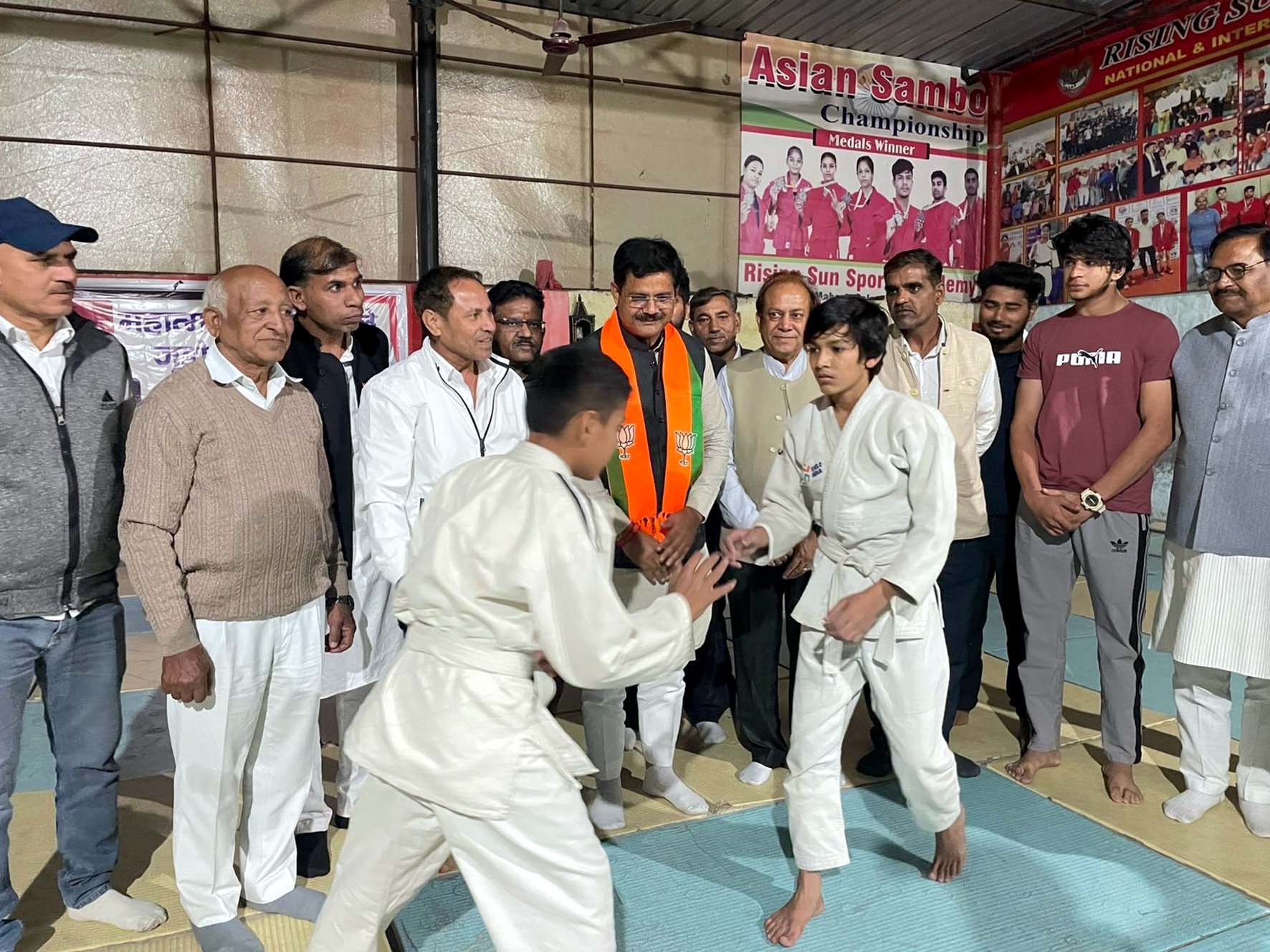 खेल प्रतियोगिता शुरू करवाते मुख्य अतिथि अशोक सैनी व अन्य। खेल प्रतियोगिता शुरू करवाते मुख्य अतिथि अशोक सैनी व अन्य।