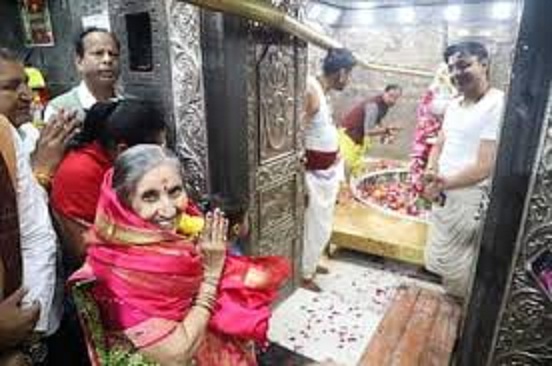 प्रधानमंत्री माेदी की पत्नी जशाेदाबेन ने किये बाबा महाकाल के दर्शन प्रधानमंत्री माेदी की पत्नी जशाेदाबेन ने किये बाबा महाकाल के दर्शन
