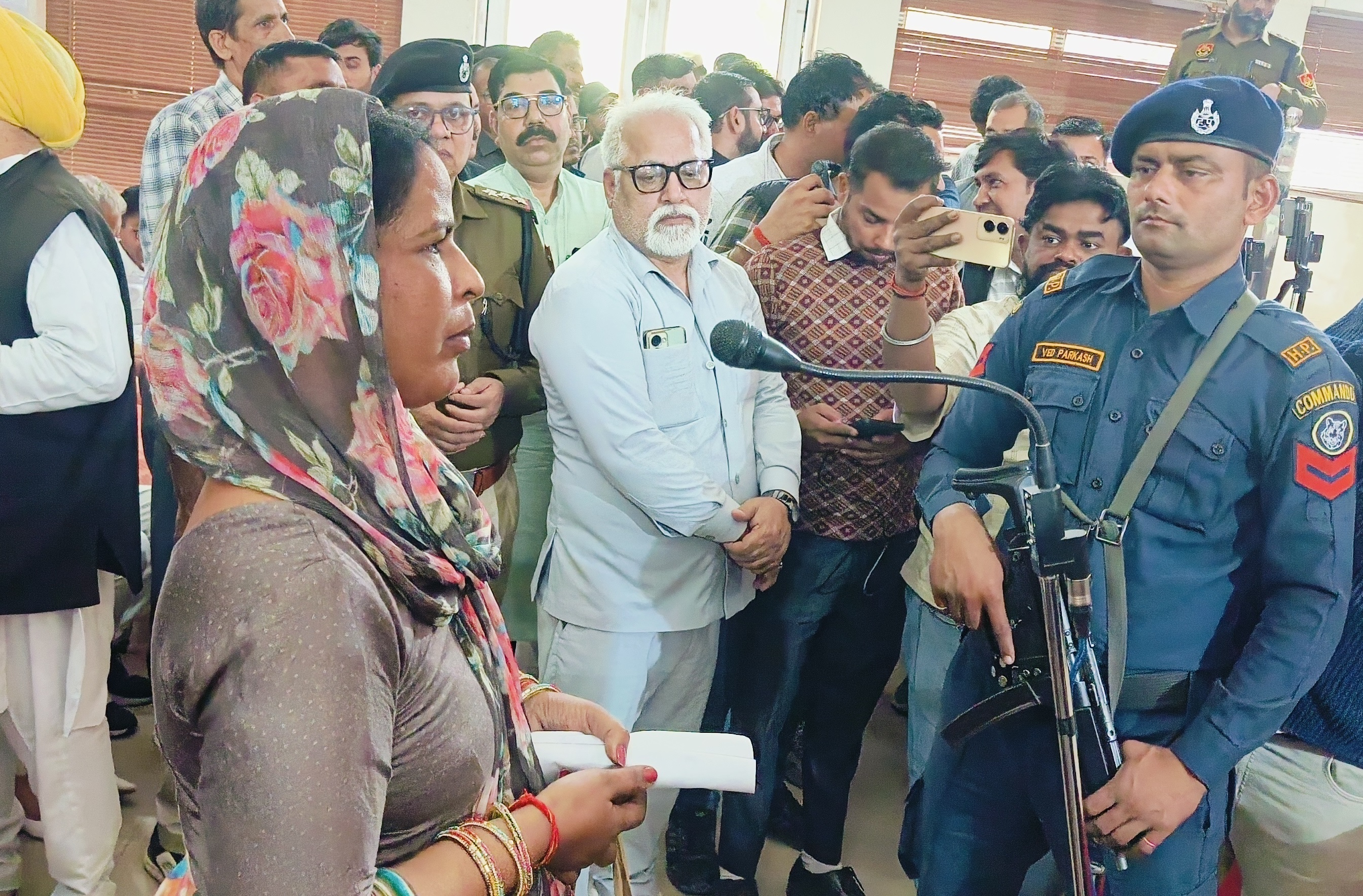 लोग अपनी समस्या सुनते हुए लोग अपनी समस्या सुनते हुए
