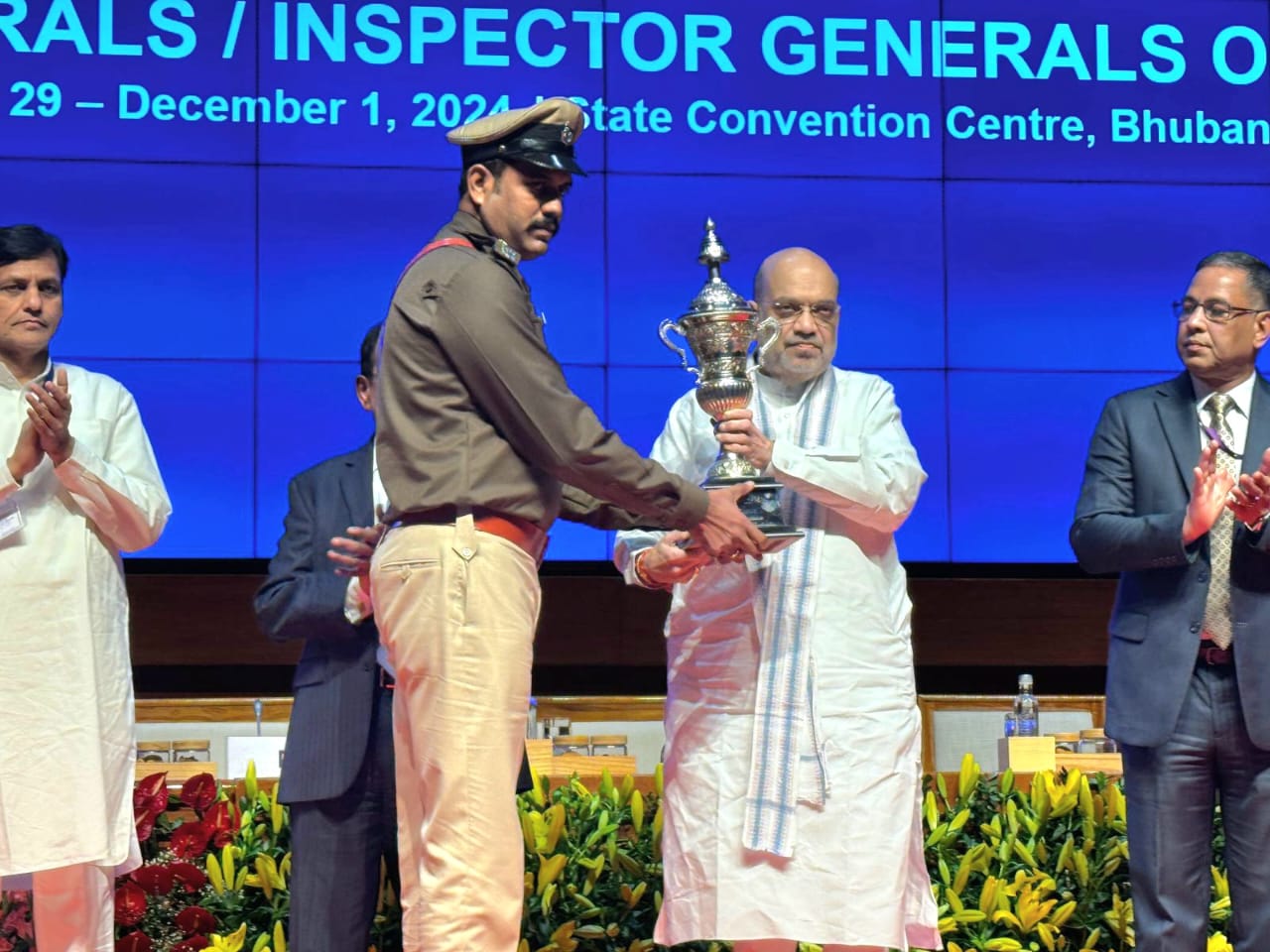 पुरस्कार देते हुए अमित शाह पुरस्कार देते हुए अमित शाह