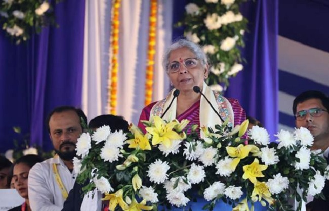 कार्यक्रम को संबोधित करते हुए केंद्रीय वित्त मंत्री निर्मला सीतारमण कार्यक्रम को संबोधित करते हुए केंद्रीय वित्त मंत्री निर्मला सीतारमण