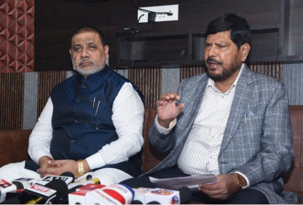 प्रेसवार्ता को संबोधित करते रामदास आठवले प्रेसवार्ता को संबोधित करते रामदास आठवले