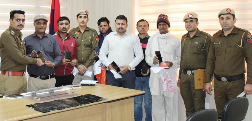 29 Snp-6 सोनीपत: गुम हुए माेबाइल फोन ढूंढ कर मालिकों को सौंपते हुए 29 Snp-6 सोनीपत: गुम हुए माेबाइल फोन ढूंढ कर मालिकों को सौंपते हुए