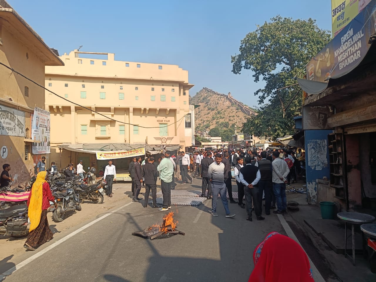 वकील से मारपीट मामले में आमेर कोर्ट के बाहर प्रदर्शन कर वकीलों ने किया रास्ता जाम वकील से मारपीट मामले में आमेर कोर्ट के बाहर प्रदर्शन कर वकीलों ने किया रास्ता जाम