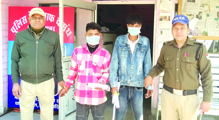 पुलिस गिरफ्त में आरोपित पुलिस गिरफ्त में आरोपित