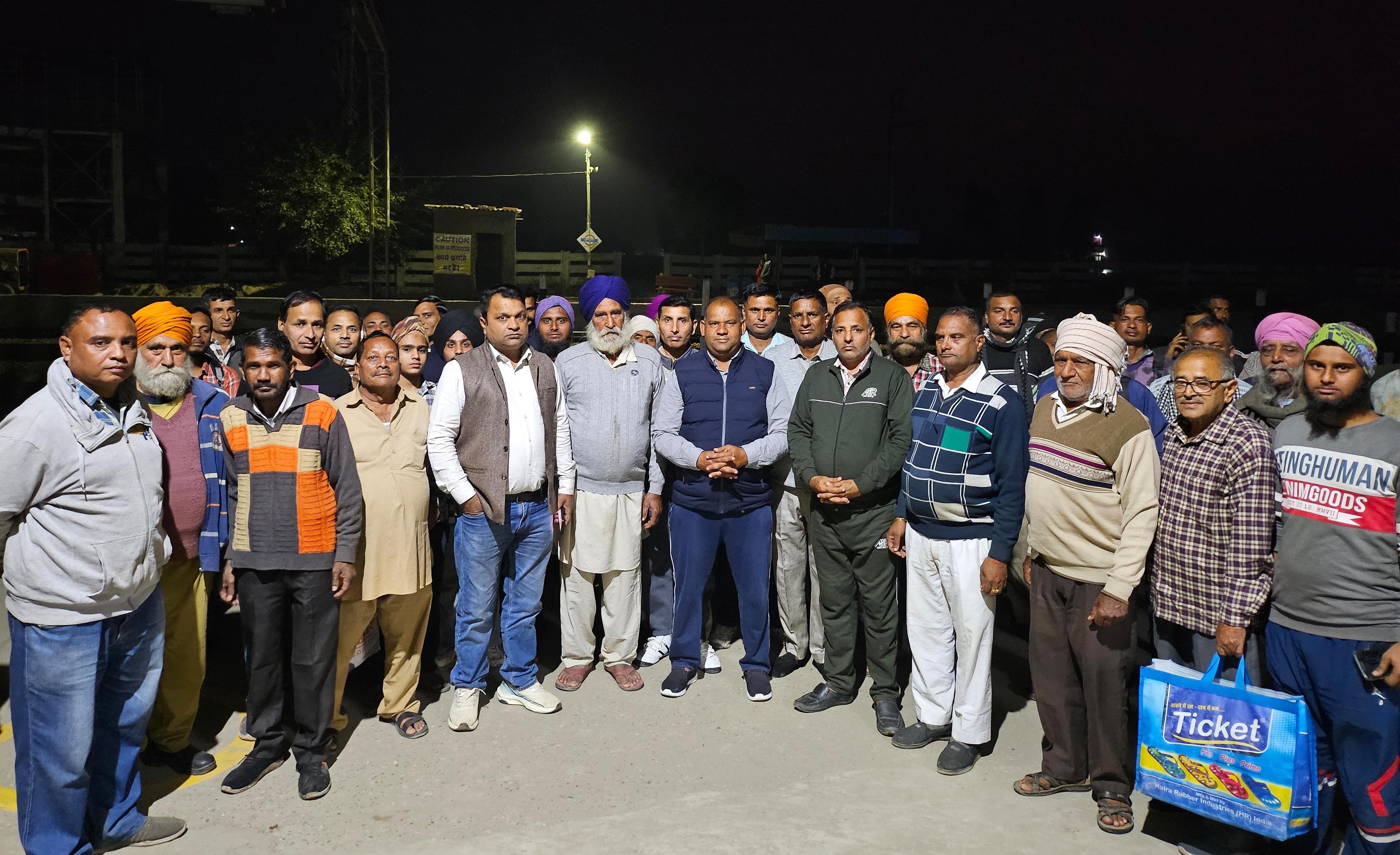 खुशी मनाते हुए ग्रामीण खुशी मनाते हुए ग्रामीण