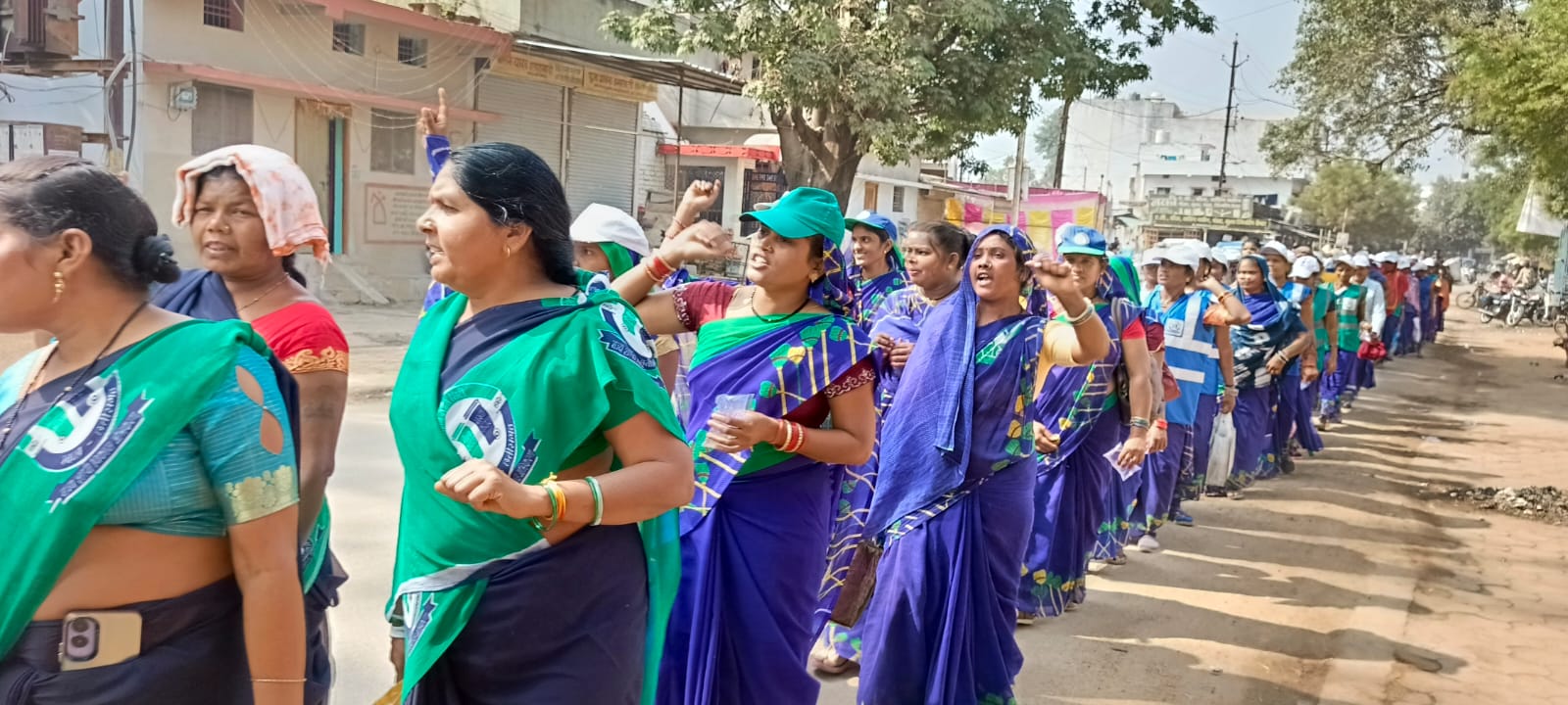 स्वच्छता समूह की महिलाओं ने शहर में निकाली रैली। नारेबाजी करती हुई महिलाएं। स्वच्छता समूह की महिलाओं ने शहर में निकाली रैली। नारेबाजी करती हुई महिलाएं।