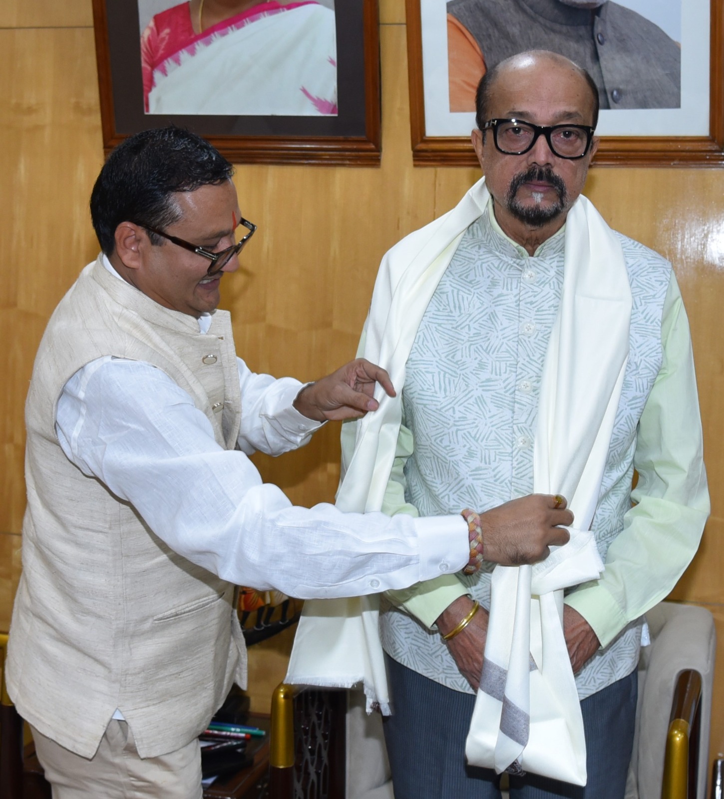 मनोहर गौशाला के ट्रस्टी अखिल जैन ने राज्यपाल डेका से सौजन्य भेंट की मनोहर गौशाला के ट्रस्टी अखिल जैन ने राज्यपाल डेका से सौजन्य भेंट की
