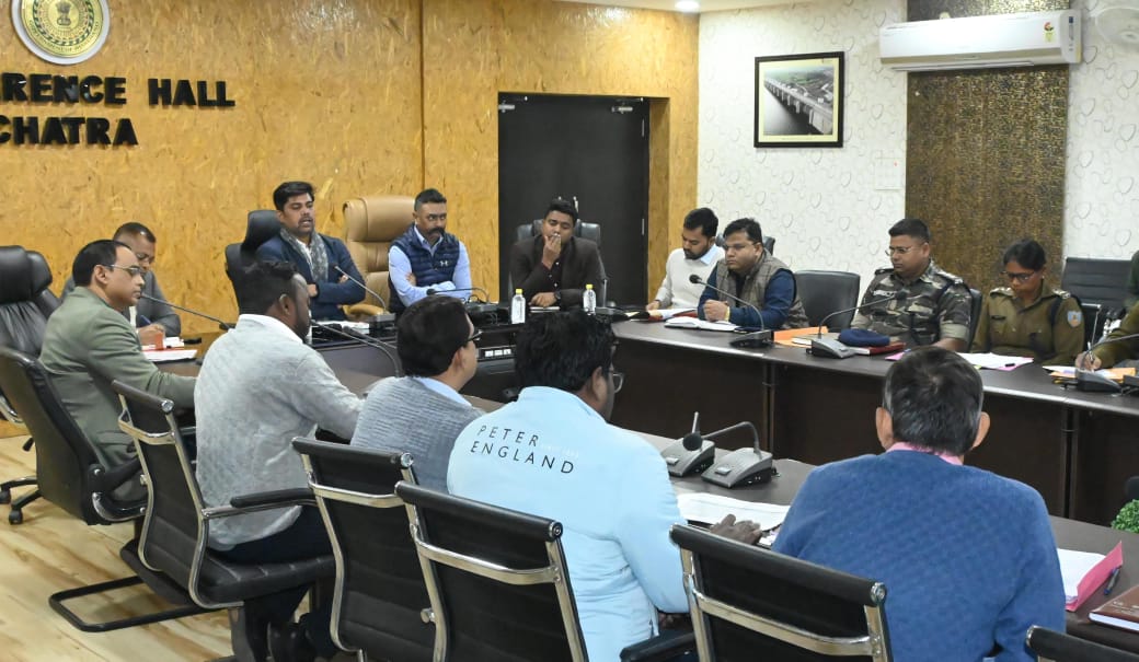बैठक में शामिल डीसी और अन्य बैठक में शामिल डीसी और अन्य